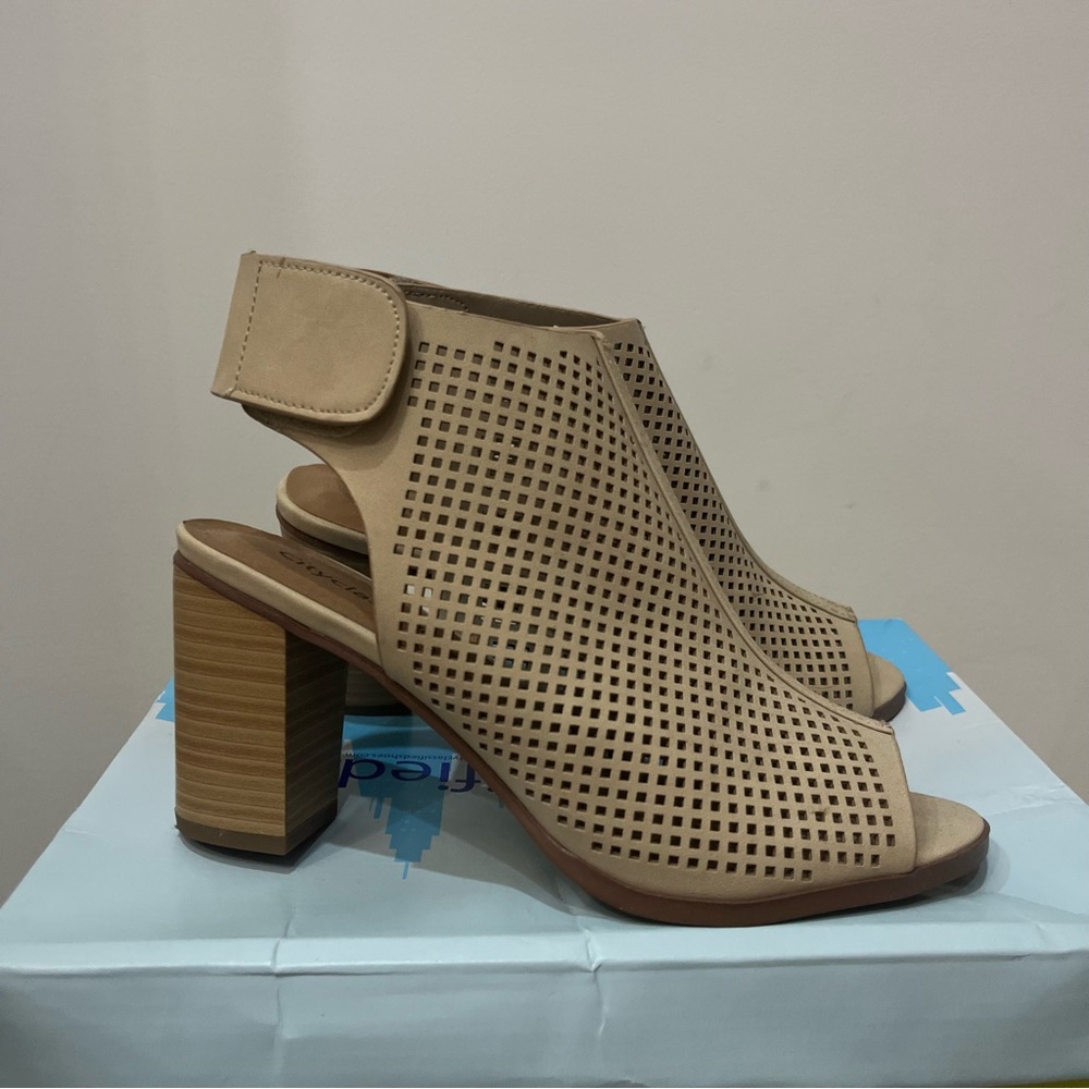 CITYCLASSIFIED Roadway Peep Toe Perforated Slingback Chunky Heel Sandals 6.5 - Picture 1 of 7